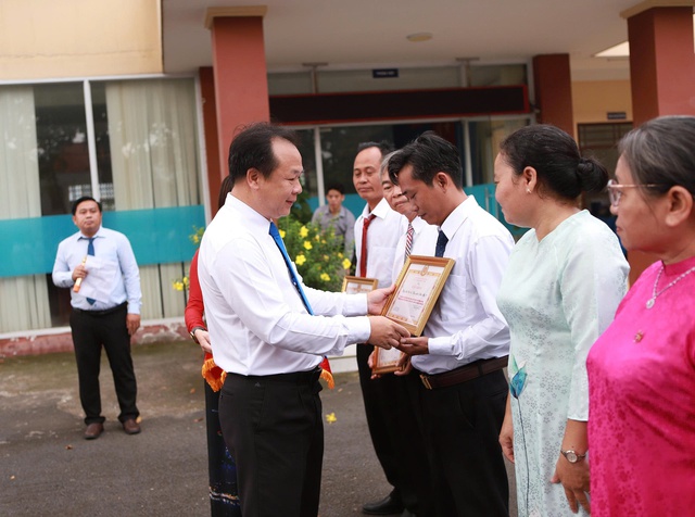 Chào cờ phường Bình Dương: Buổi lễ đặc biệt khơi dậy tinh thần trách nhiệm - Ảnh 2. Chào cờ phường Bình Dương: Buổi lễ đặc biệt khơi dậy tinh thần trách nhiệm - Ảnh 2.