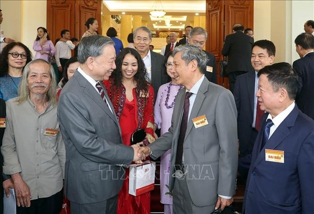 Tổng Bí thư Tô Lâm: Trí thức, nhà khoa học, văn nghệ sĩ là mạch nguồn cho sự trường tồn của đất nước- Ảnh 4. Tổng Bí thư Tô Lâm: Trí thức, nhà khoa học, văn nghệ sĩ là mạch nguồn cho sự trường tồn của đất nước- Ảnh 4.