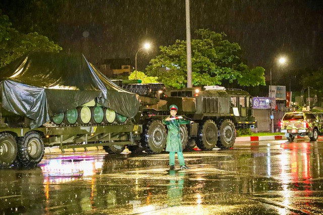 Xe pháo quân sự thực hành cơ động đêm về Quảng trường Ba Đình thực hiện nhiệm vụ A80- Ảnh 16. Xe pháo quân sự thực hành cơ động đêm về Quảng trường Ba Đình thực hiện nhiệm vụ A80- Ảnh 16.
