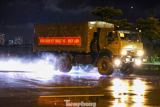 Xe pháo quân sự thực hành cơ động đêm về Quảng trường Ba Đình thực hiện nhiệm vụ A80- Ảnh 13. Xe pháo quân sự thực hành cơ động đêm về Quảng trường Ba Đình thực hiện nhiệm vụ A80- Ảnh 13.
