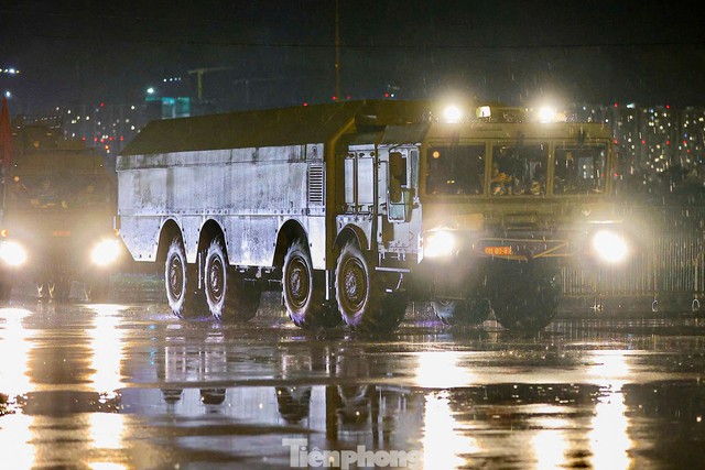 Xe pháo quân sự thực hành cơ động đêm về Quảng trường Ba Đình thực hiện nhiệm vụ A80- Ảnh 14. Xe pháo quân sự thực hành cơ động đêm về Quảng trường Ba Đình thực hiện nhiệm vụ A80- Ảnh 14.