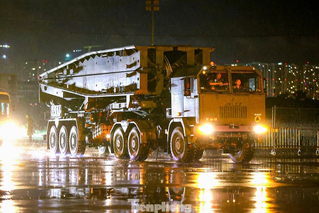 Xe pháo quân sự thực hành cơ động đêm về Quảng trường Ba Đình thực hiện nhiệm vụ A80- Ảnh 15. Xe pháo quân sự thực hành cơ động đêm về Quảng trường Ba Đình thực hiện nhiệm vụ A80- Ảnh 15.