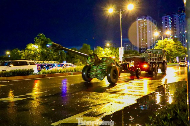 Xe pháo quân sự thực hành cơ động đêm về Quảng trường Ba Đình thực hiện nhiệm vụ A80- Ảnh 1. Xe pháo quân sự thực hành cơ động đêm về Quảng trường Ba Đình thực hiện nhiệm vụ A80- Ảnh 1.