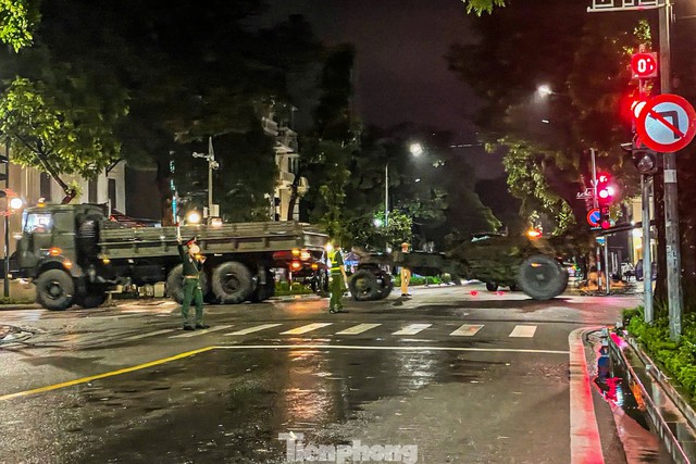 Xe pháo quân sự thực hành cơ động đêm về Quảng trường Ba Đình thực hiện nhiệm vụ A80- Ảnh 17. Xe pháo quân sự thực hành cơ động đêm về Quảng trường Ba Đình thực hiện nhiệm vụ A80- Ảnh 17.