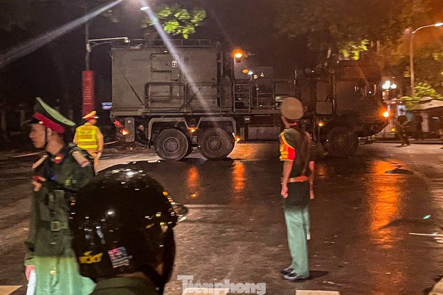 Xe pháo quân sự thực hành cơ động đêm về Quảng trường Ba Đình thực hiện nhiệm vụ A80- Ảnh 18. Xe pháo quân sự thực hành cơ động đêm về Quảng trường Ba Đình thực hiện nhiệm vụ A80- Ảnh 18.