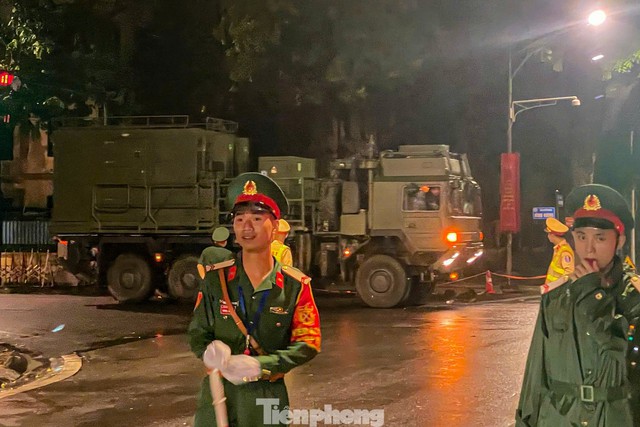 Xe pháo quân sự thực hành cơ động đêm về Quảng trường Ba Đình thực hiện nhiệm vụ A80- Ảnh 19. Xe pháo quân sự thực hành cơ động đêm về Quảng trường Ba Đình thực hiện nhiệm vụ A80- Ảnh 19.