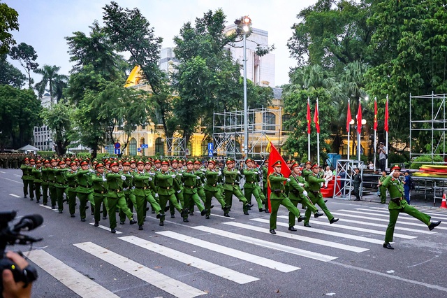 Nữ sĩ quan Công an nhân dân biểu diễn võ thuật , quật ngã tội phạm trên phố - Ảnh 9.