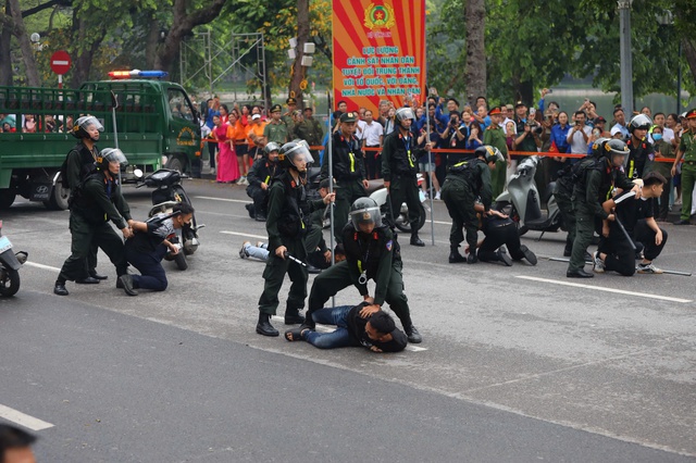 Nữ sĩ quan Công an nhân dân biểu diễn võ thuật , quật ngã tội phạm trên phố - Ảnh 17.