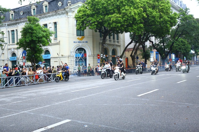 Nữ sĩ quan Công an nhân dân biểu diễn võ thuật , quật ngã tội phạm trên phố - Ảnh 15.