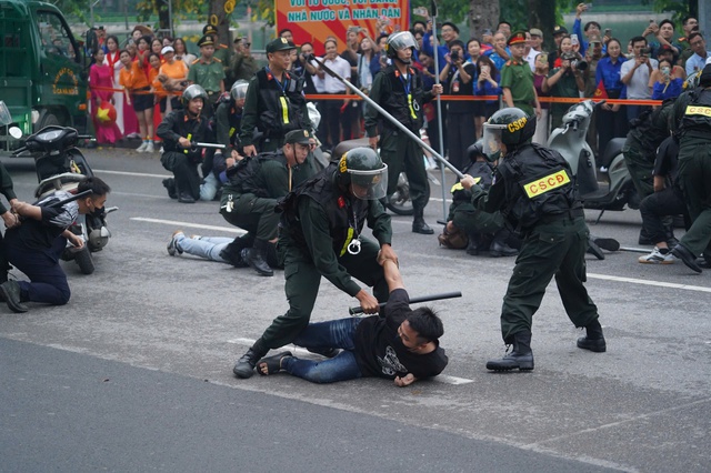 Nữ sĩ quan Công an nhân dân biểu diễn võ thuật , quật ngã tội phạm trên phố - Ảnh 16.