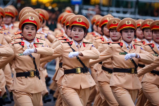Nữ sĩ quan Công an nhân dân biểu diễn võ thuật , quật ngã tội phạm trên phố - Ảnh 11.