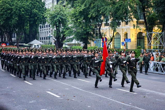 Nữ sĩ quan Công an nhân dân biểu diễn võ thuật , quật ngã tội phạm trên phố - Ảnh 8.
