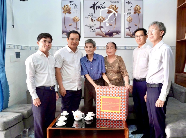 Chủ tịch UBND TP HCM thăm cựu tù chính trị Côn Đảo Nguyễn Xuân Viên - Ảnh 2. Chủ tịch UBND TP HCM thăm cựu tù chính trị Côn Đảo Nguyễn Xuân Viên - Ảnh 2.