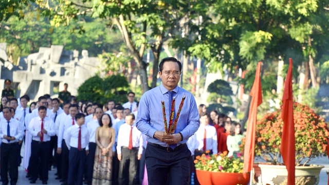 Hình ảnh Chủ tịch UBND TP HCM cùng đoàn công tác dâng hương tại Côn Đảo- Ảnh 2. Hình ảnh Chủ tịch UBND TP HCM cùng đoàn công tác dâng hương tại Côn Đảo- Ảnh 2.