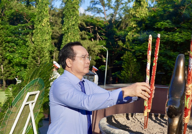 Hình ảnh Chủ tịch UBND TP HCM cùng đoàn công tác dâng hương tại Côn Đảo- Ảnh 3. Hình ảnh Chủ tịch UBND TP HCM cùng đoàn công tác dâng hương tại Côn Đảo- Ảnh 3.