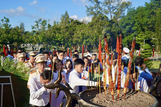 Hình ảnh Chủ tịch UBND TP HCM cùng đoàn công tác dâng hương tại Côn Đảo- Ảnh 4. Hình ảnh Chủ tịch UBND TP HCM cùng đoàn công tác dâng hương tại Côn Đảo- Ảnh 4.
