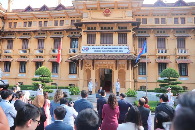 Trang trọng Lễ thượng cờ ASEAN tại Hà Nội- Ảnh 13.