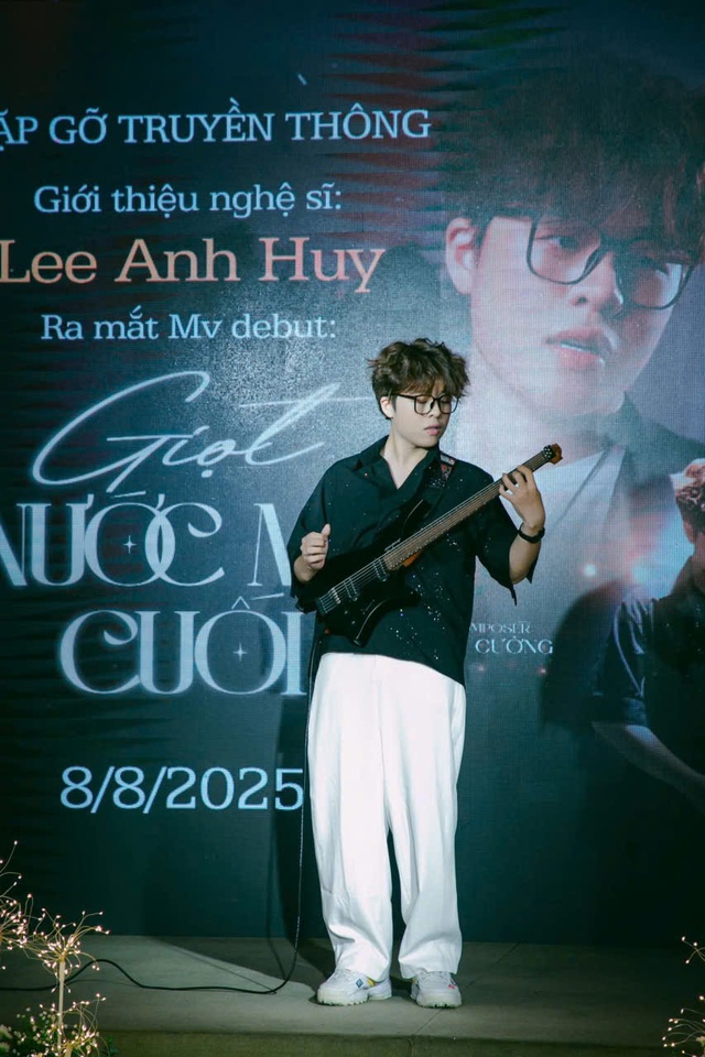 Ca sĩ trẻ Lee Anh Huy ra mắt MV "Giọt nước mắt cuối cùng"- Ảnh 2. Ca sĩ trẻ Lee Anh Huy ra mắt MV "Giọt nước mắt cuối cùng"- Ảnh 2.