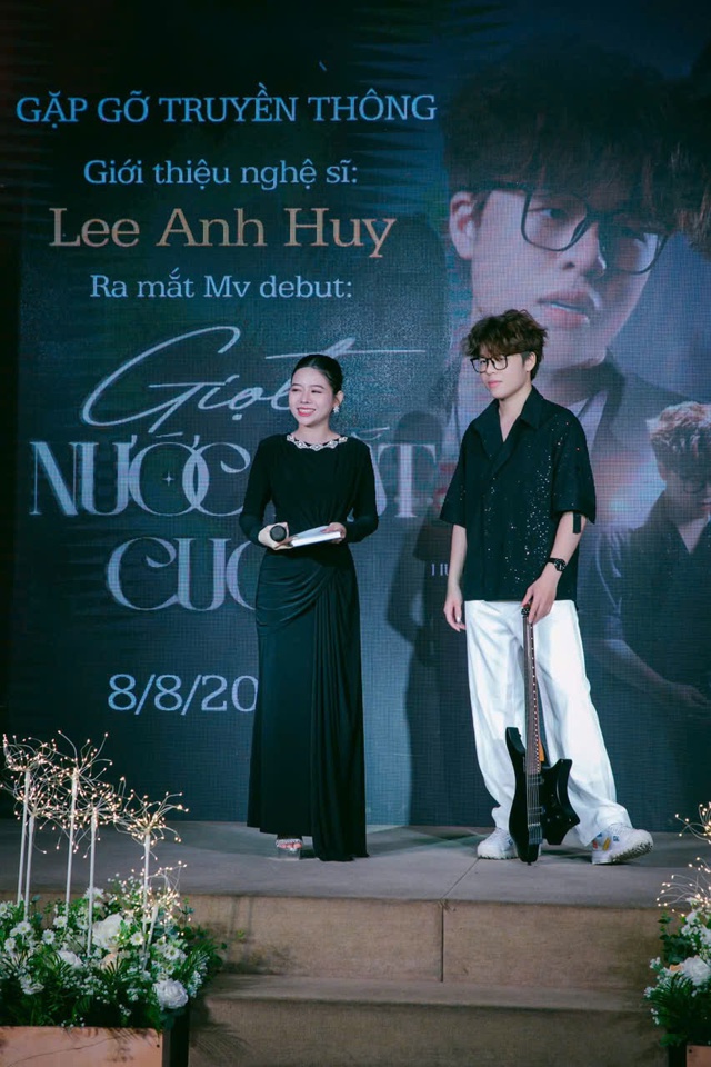 Ca sĩ trẻ Lee Anh Huy ra mắt MV "Giọt nước mắt cuối cùng"- Ảnh 3. Ca sĩ trẻ Lee Anh Huy ra mắt MV "Giọt nước mắt cuối cùng"- Ảnh 3.