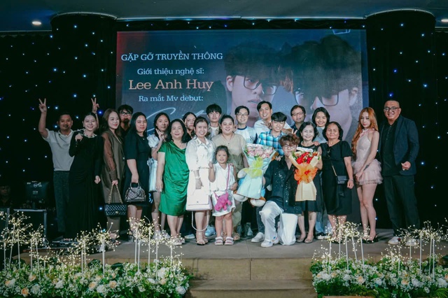 Ca sĩ trẻ Lee Anh Huy ra mắt MV "Giọt nước mắt cuối cùng"- Ảnh 4. Ca sĩ trẻ Lee Anh Huy ra mắt MV "Giọt nước mắt cuối cùng"- Ảnh 4.