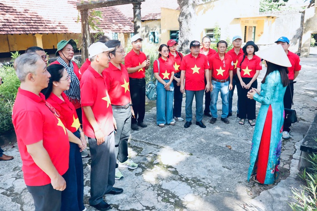 Hình ảnh Chi bộ Tòa soạn Báo Người Lao Động về nguồn tại Côn Đảo- Ảnh 9. Hình ảnh Chi bộ Tòa soạn Báo Người Lao Động về nguồn tại Côn Đảo- Ảnh 9.