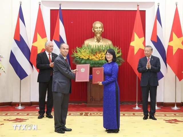 Tổng Bí thư Tô Lâm và Bí thư thứ Nhất, Chủ tịch nước Cuba chứng kiến Lễ trao các văn kiện hợp tác- Ảnh 1.