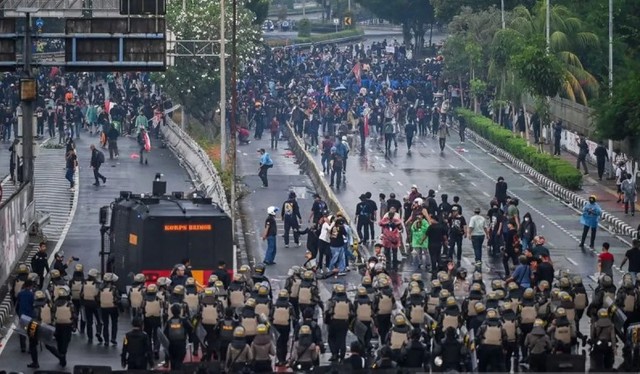 Indonesia siết chặt an ninh sau nhiều ngày biểu tình chết người- Ảnh 1. Indonesia siết chặt an ninh sau nhiều ngày biểu tình chết người- Ảnh 1.
