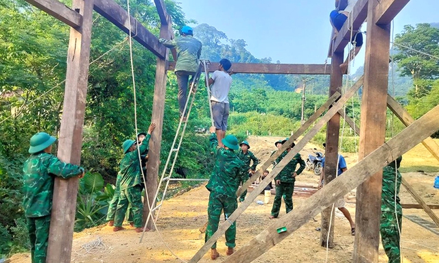 Lính biên phòng Quảng Trị về bản dựng nhà, gieo mạ cùng dân- Ảnh 6.