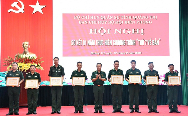 Lính biên phòng Quảng Trị về bản dựng nhà, gieo mạ cùng dân- Ảnh 2.