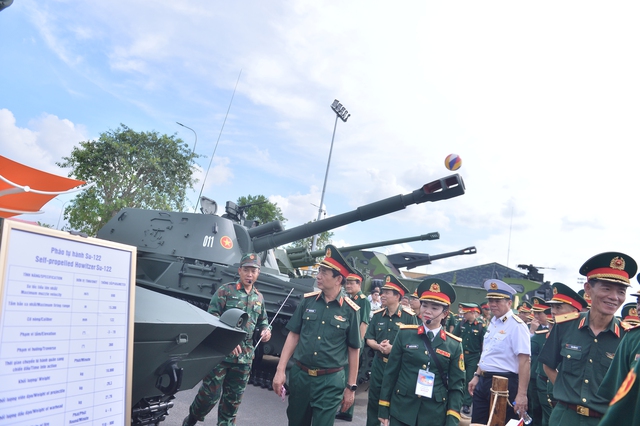 Đại tướng Phan Văn Giang thị sát khí tài hiện đại của quân đội Việt Nam- Ảnh 2.