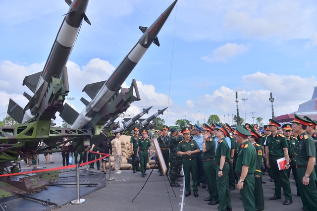 Đại tướng Phan Văn Giang thị sát khí tài hiện đại của quân đội Việt Nam- Ảnh 3.