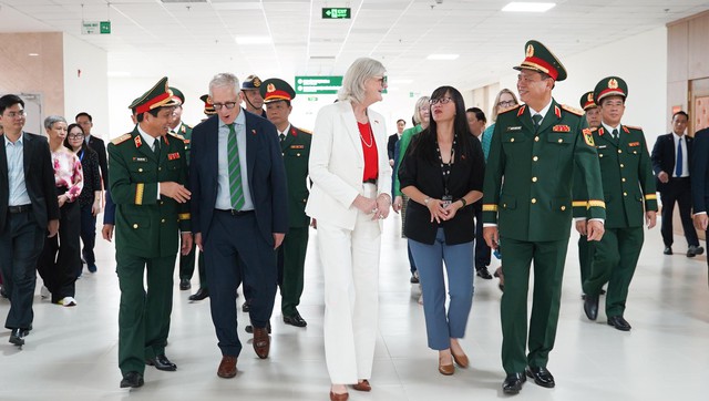 Hình ảnh đẹp trong chuyến thăm của Toàn quyền Úc tại Bệnh viện Quân y 175- Ảnh 2.