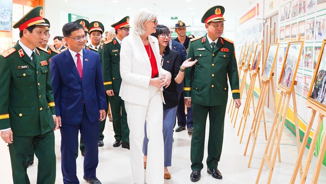 Hình ảnh đẹp trong chuyến thăm của Toàn quyền Úc tại Bệnh viện Quân y 175- Ảnh 3.