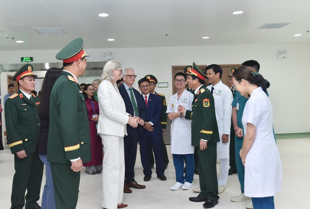Hình ảnh đẹp trong chuyến thăm của Toàn quyền Úc tại Bệnh viện Quân y 175- Ảnh 5.