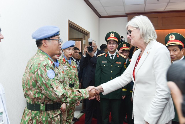Hình ảnh đẹp trong chuyến thăm của Toàn quyền Úc tại Bệnh viện Quân y 175- Ảnh 6.