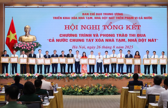 Thủ tướng Chính phủ biểu dương LPBank vì những đóng góp trong phong trào xóa nhà tạm, nhà dột nát- Ảnh 1.