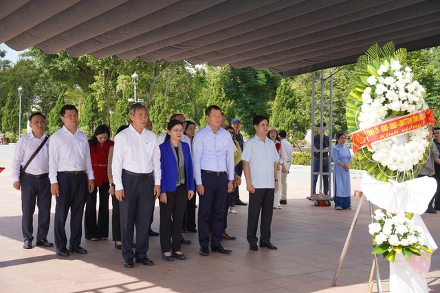 Bí thư Tỉnh ủy Đồng Nai Vũ Hồng Văn viếng thăm Thành Cổ Quảng Trị- Ảnh 1. Bí thư Tỉnh ủy Đồng Nai Vũ Hồng Văn viếng thăm Thành Cổ Quảng Trị- Ảnh 1.