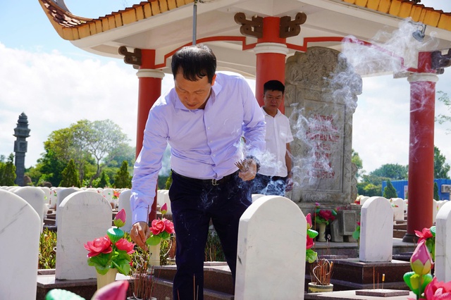 Bí thư Tỉnh ủy Đồng Nai Vũ Hồng Văn viếng thăm Thành Cổ Quảng Trị- Ảnh 8. Bí thư Tỉnh ủy Đồng Nai Vũ Hồng Văn viếng thăm Thành Cổ Quảng Trị- Ảnh 8.
