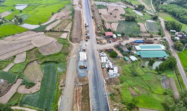 Sơn Hải xin cắm bảng “bảo hành 10 năm” trên tuyến cao tốc Hoài Nhơn – Quy Nhơn- Ảnh 1. Sơn Hải xin cắm bảng “bảo hành 10 năm” trên tuyến cao tốc Hoài Nhơn – Quy Nhơn- Ảnh 1.