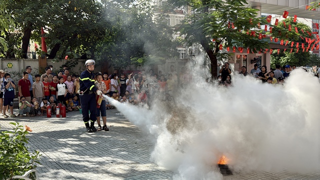 Học sinh, phụ huynh cùng trải nghiệm chữa cháy, thoát nạn trong tình huống khẩn cấp- Ảnh 2.
