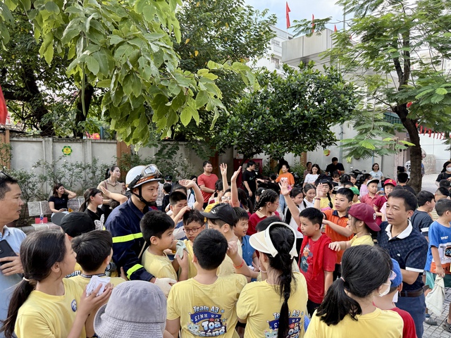 Học sinh, phụ huynh cùng trải nghiệm chữa cháy, thoát nạn trong tình huống khẩn cấp- Ảnh 1.