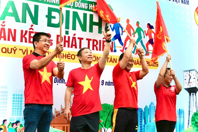 Đi bộ đồng hành gây Quỹ “Vì người nghèo”: Mỗi bước chân - Triệu tấm lòng- Ảnh 1. Đi bộ đồng hành gây Quỹ “Vì người nghèo”: Mỗi bước chân - Triệu tấm lòng- Ảnh 1.