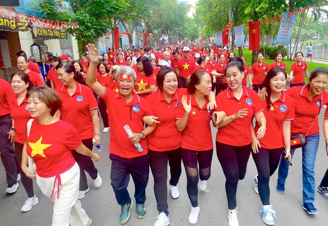 Đi bộ đồng hành gây Quỹ “Vì người nghèo”: Mỗi bước chân - Triệu tấm lòng- Ảnh 2. Đi bộ đồng hành gây Quỹ “Vì người nghèo”: Mỗi bước chân - Triệu tấm lòng- Ảnh 2.