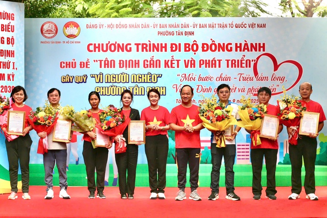 Đi bộ đồng hành gây Quỹ “Vì người nghèo”: Mỗi bước chân - Triệu tấm lòng- Ảnh 3. Đi bộ đồng hành gây Quỹ “Vì người nghèo”: Mỗi bước chân - Triệu tấm lòng- Ảnh 3.