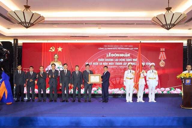 Petrolimex Sài Gòn vinh dự đón nhận Huân chương Lao động hạng Nhất- Ảnh 1. Petrolimex Sài Gòn vinh dự đón nhận Huân chương Lao động hạng Nhất - Ảnh 2.