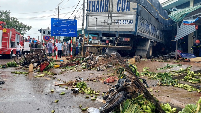 Xe tải lao vào chợ, ít nhất 3 người chết, nhiều người bị thương