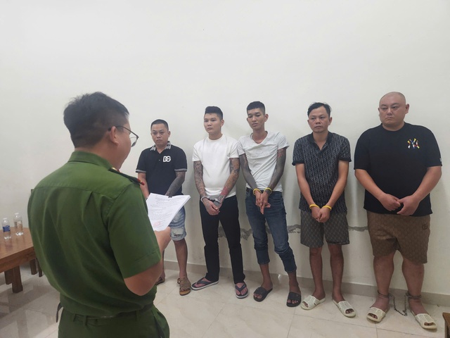 Nhóm người lạ mặt khống chế người đàn ông Trung Quốc đưa khỏi casino ở Đà Nẵng- Ảnh 1. Nhóm người lạ mặt khống chế người đàn ông Trung Quốc đưa khỏi casino ở Đà Nẵng- Ảnh 1.