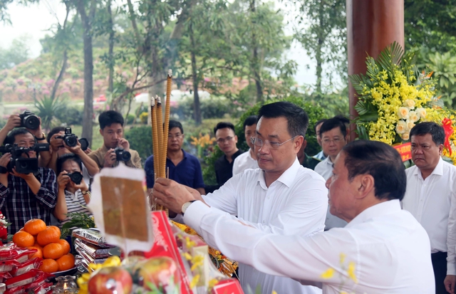 Khánh thành Khu tưởng niệm 16 thanh niên xung phong tại Bến phà Long Đại - Ảnh 4.