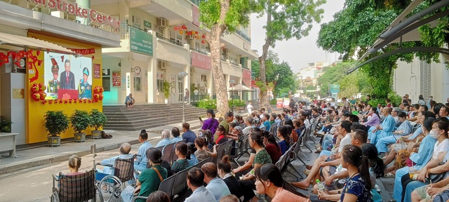 Bệnh nhân ngồi xe lăn, đeo dây truyền, háo hức xem trực tiếp lễ diễu binh - Ảnh 11. Bệnh nhân ngồi xe lăn, đeo dây truyền, háo hức xem trực tiếp lễ diễu binh - Ảnh 11.