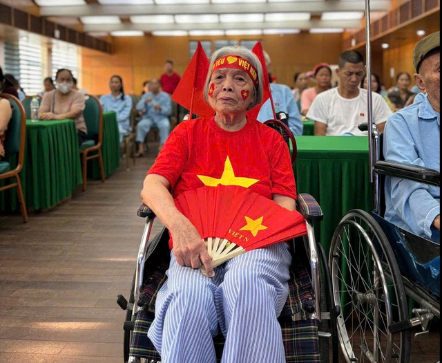 Bệnh nhân ngồi xe lăn, đeo dây truyền, háo hức xem trực tiếp lễ diễu binh - Ảnh 6. Bệnh nhân ngồi xe lăn, đeo dây truyền, háo hức xem trực tiếp lễ diễu binh - Ảnh 6.